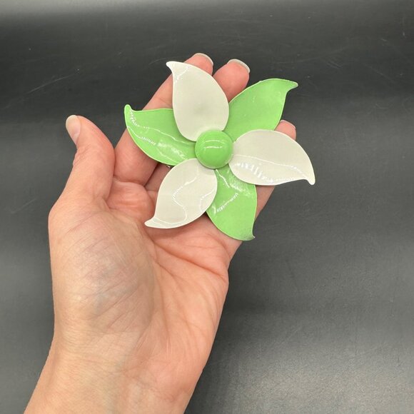 Vintage Flower Power Brooch Pin Mid Century Enamel Retro Green White Floral - Picture 9 of 10